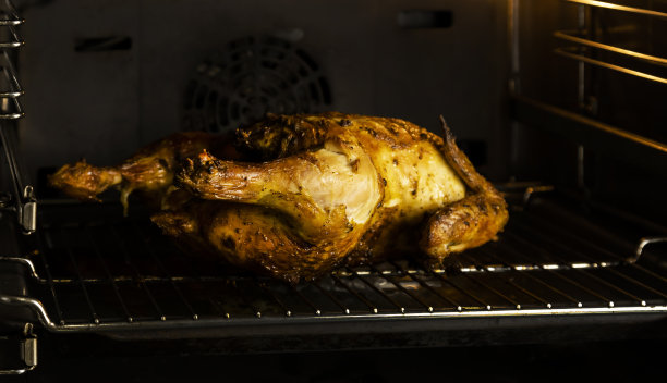 在烤箱里烤烤鸡。在烤箱里做饭。图片下载
