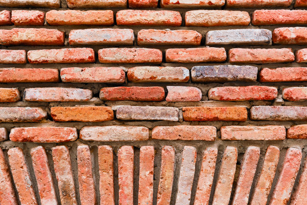 老房子砖墙外墙，旧城房屋改造。红色旧砖的背景或屏幕保护程序的想法，阁楼公寓的墙纸设计。图片下载