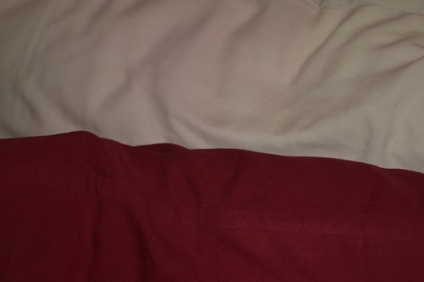 酒店里的栗色和粉色枕套图片下载