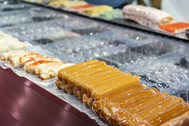 肉肠在自动真空包装机上用透明信封塑料包装后图片下载