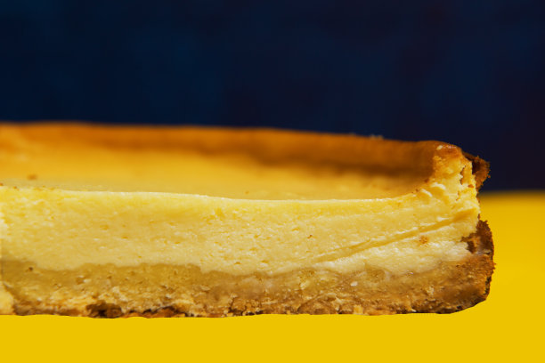 明亮的背景上新鲜的圆形亮橙色自制芝士蛋糕。促销优惠，质感派特写。一个复制的地方。横幅广告。大的格式。词源的味道图片下载