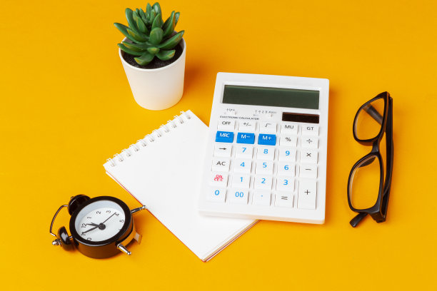 时尚凌乱的黄色桌面与各种文具顶视图图片下载