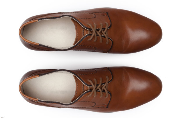 经典的男性皮鞋孤立在白色，俯视图。图片下载