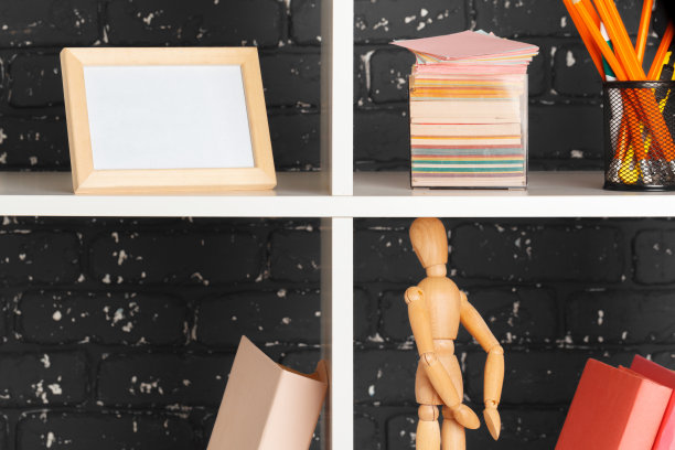 家庭办公室工作空间。白色搁板配配件图片下载