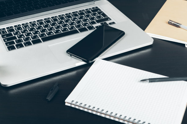 办公桌上的智能手机和电脑键盘图片下载