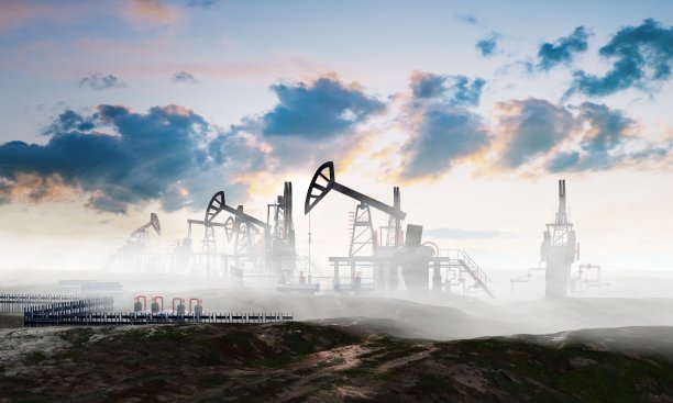夕阳下油田的油泵、石油工业设备、钻井井架剪影。能源供应危机。三维渲染图片下载