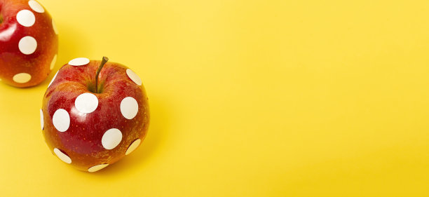红苹果配白色圆点图片下载