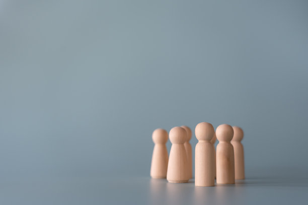一组木制人物站在社区社会概念图片下载