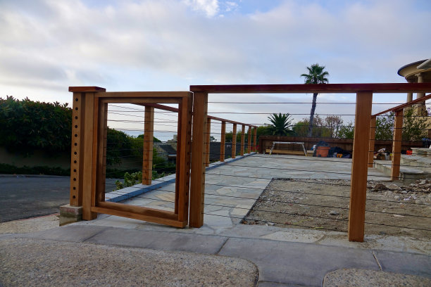 透过围栏看，并不能阻挡海景图片下载