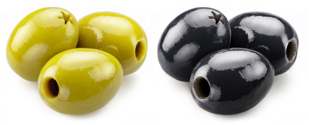 绿色和黑色核橄榄孤立在白色背景。图片下载