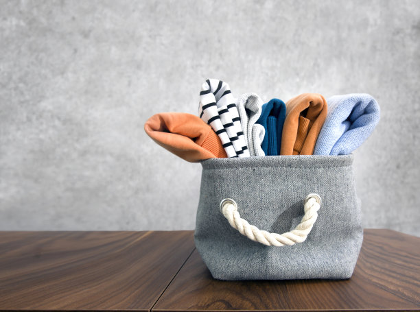 折叠纺织品在木桌空白的背景。冬天,秋天的衣服。温暖的衣服。图片下载