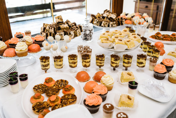 糖果棒和庆祝生日，洗礼，婚礼的甜点。桌上有蛋糕、糖果、糖果、甜点。图片下载