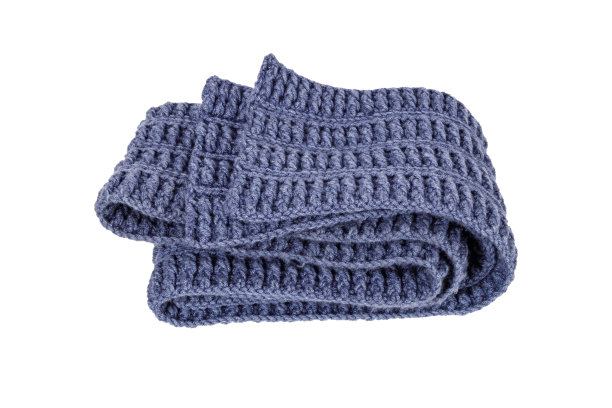 漂亮的折叠蓝色羊毛围巾孤立在白色背景图片下载