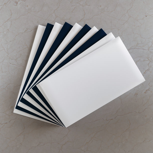 大理石背景的空白白色名片图片下载