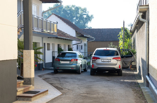 房子的院子里停着车。图片下载