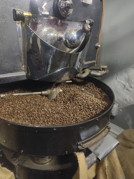 咖啡烘焙机用于咖啡烘焙过程。混合咖啡豆图片下载