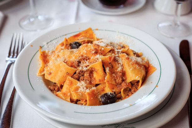 加番茄酱和橄榄的意大利面图片下载