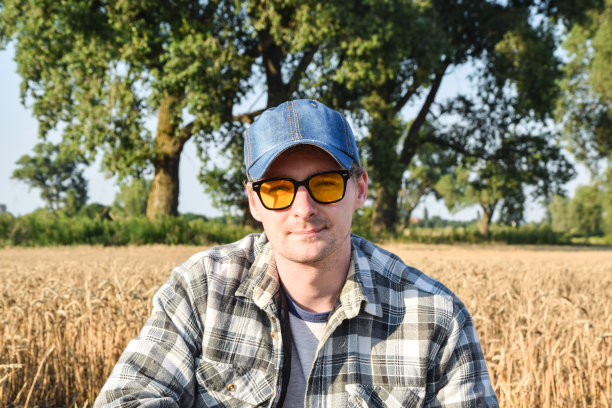 在户外戴墨镜的男性农学专家肖像图片下载