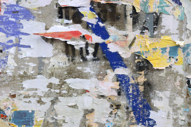 从用作广告牌的墙上撕下来的纸片图片下载