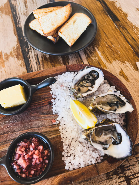 半壳塔斯马尼亚牡蛎主菜图片下载