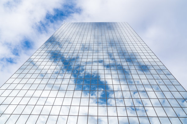 云被镜面玻璃摩天大楼反射图片下载