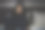 微笑的白人女孩在床上用笔记本电脑图片下载
