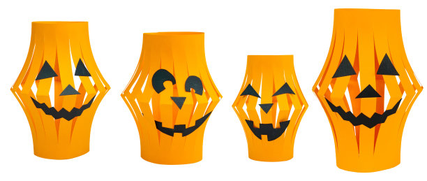 白色背景下的万圣节纸灯笼。橙色的纸灯笼，形状像吓人的南瓜。给孩子们的万圣节手工创意。万圣节装饰的元素。图片下载