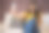 一个美丽的年轻女子听音乐的肖像图片下载