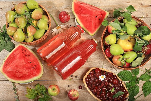 苹果，梨，樱桃苹果酒，果汁或果汁饮料装在木桌上。饮食和减肥的概念。苹果有助于清洁身体和减肥。图片下载