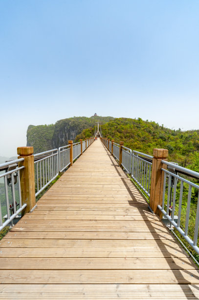 张家界国家公园的天门山吊桥和空中栈道，中国湖南张家界天门山索桥图片下载