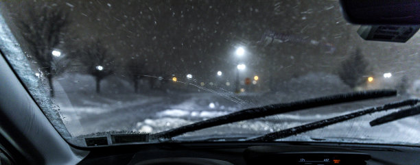 冬季夜间驾车暴雪暴风雪图片下载