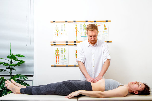 整骨医生正在治疗一个年轻的女人图片下载