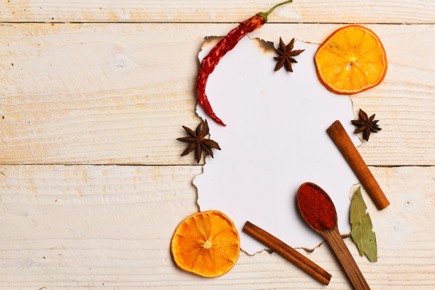 食物的艺术概念。纸上调味料的组成。图片下载