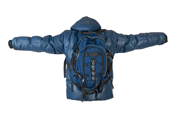 黑色背包，红色外套，白色背景。图片下载