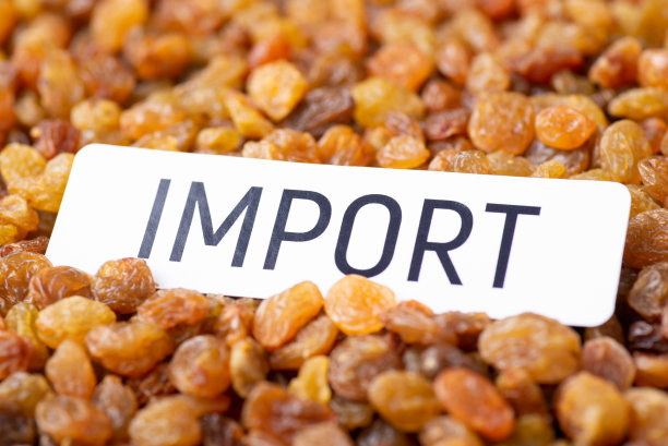 葡萄干背景上印有进口字样的纸图片下载