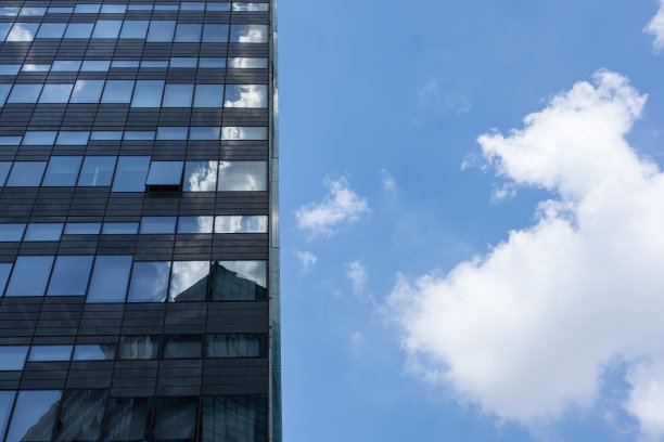 蓝天白云下的现代建筑立面图片下载