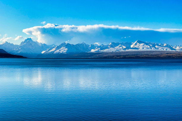 南阿尔卑斯山和湖光山色令人惊叹的蓝色调图片下载