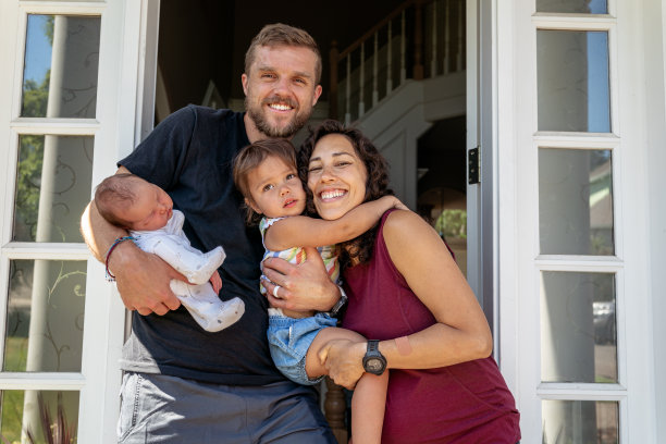 幸福的家庭带着新生儿回家的画像图片下载