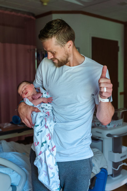 幸福的爸爸抱着刚出生的儿子图片下载