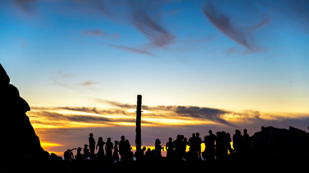 许多人在卡波泰斯塔的海滩上庆祝日落图片下载