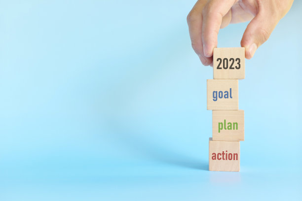 启动新的2023年企业目标目标概念。人手堆叠木块与2023目标图标。图片下载