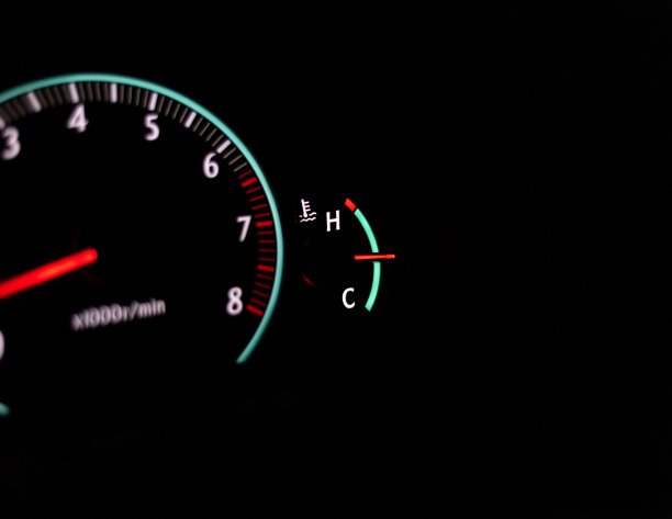 汽车速度计与温度计上的选择性焦点和模糊背景图片下载