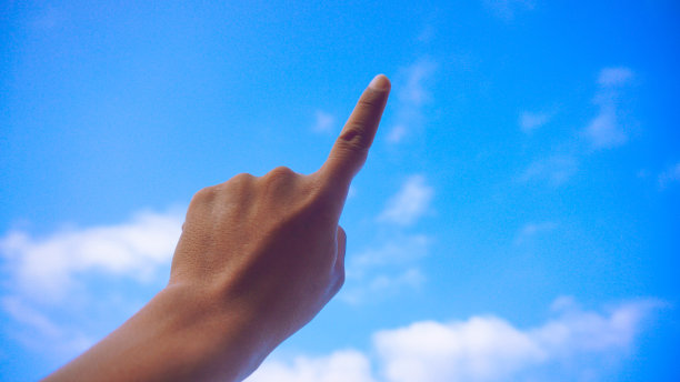 男性的拳头孤立在蓝天背景上。亚洲手做的第一个手势。计数，勇敢，阳刚之气的概念图片下载