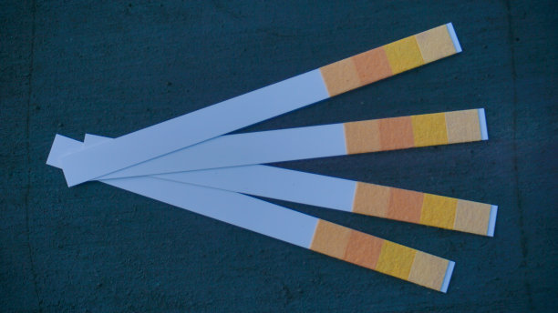 分离在黑色背景上的石蕊试纸。带酸性测试的通用ph纸指示纸图片下载