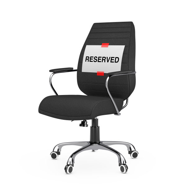 纸与预留标志在黑色皮革老板办公室椅子。3d渲染图片下载