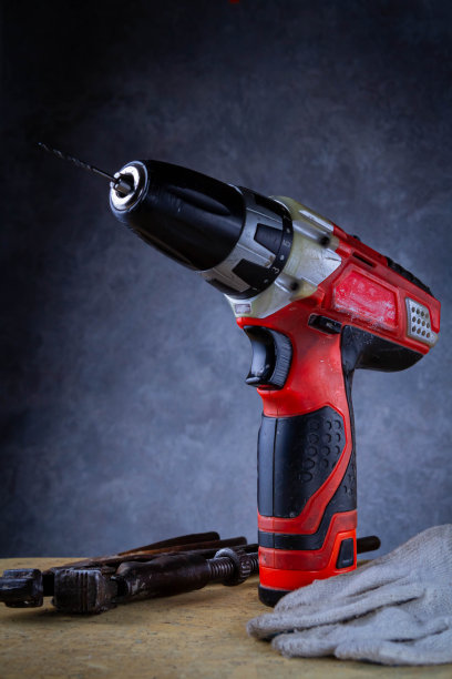 工作的工具。旧的螺丝刀。使用电动工具。建造和修理房屋。图片下载