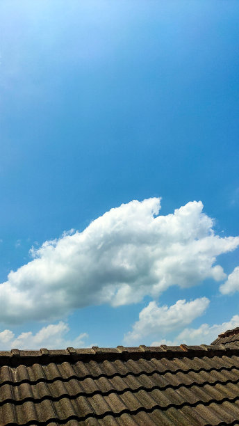 晴朗的日子里，湛蓝多云的天空。图片下载