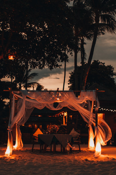 在苏梅岛的日落灯光下，一个浪漫的户外餐厅的约会之夜图片下载