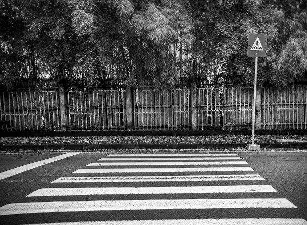 十字路口交通标志图片下载