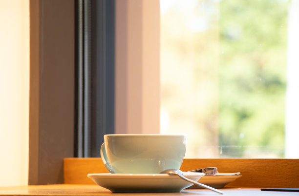 一杯咖啡放在咖啡馆的木桌上，咖啡图片下载